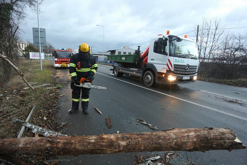 Zásah hasičů v souvislosti s vichřicí na nadjezdu na Zálabí v Kolíně.