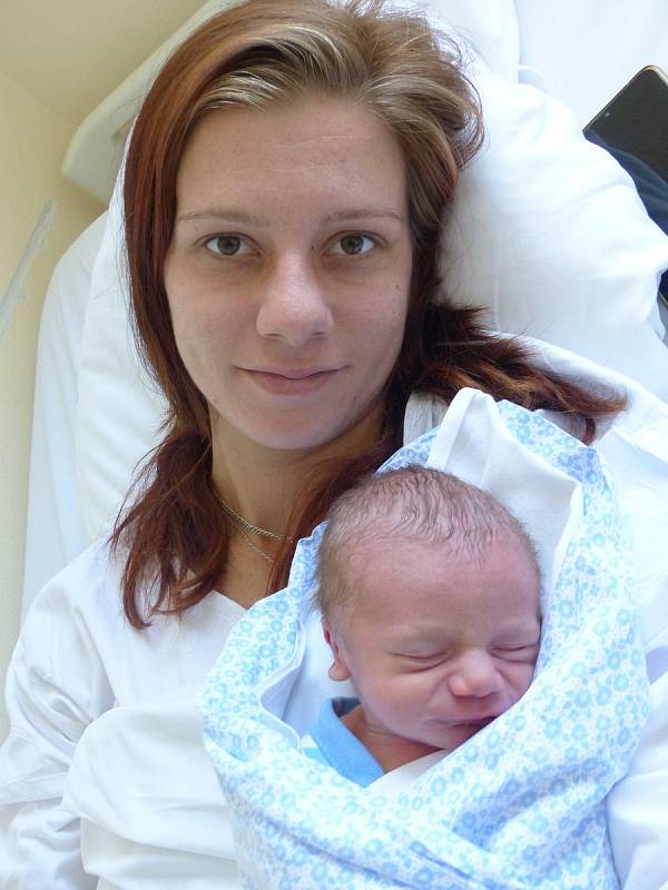 Matěj Prášek se narodil 22. září 2022 v kolínské porodnici, vážil 2005 g a měřil 42 cm. Do Jíkve odjel s bráškou Lukáškem (3) a rodiči Kateřinou a Janem.