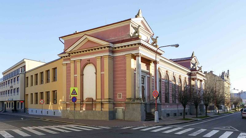 Snaha o záchranu soch gryfů, které více než 130 let krášlily střechu sokolovny v Českém Brodě.