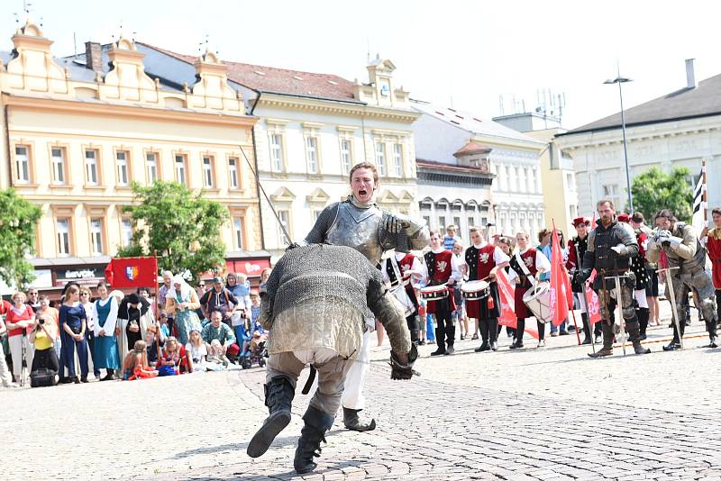 Již po třiadvacáté uspořádala druhou květnovou sobotu v kolínské jízdárně místní šermířská skupina Páni z Kolína rekonstrukci dějinné události, především samozřejmě bitvy.