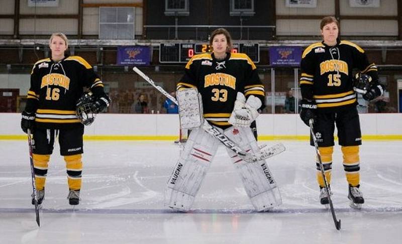 Kateřina Mrázová (s číslem 16) v dresu Boston Blades.