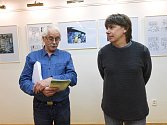 Autor kreslených vtipů Jiří Koštýř zvesela uvedl svoji výstavu v knihovně.