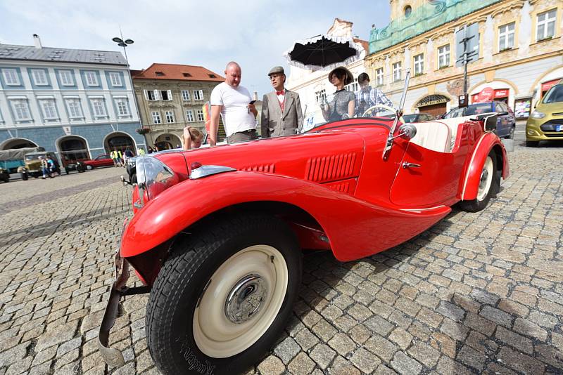 Kolínské centrum zdobily historické automobily a motocykly.