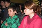 Zachráněná fenka Fany přišla poděkovat dětem ze Základní školy Masarykova, které pod vedením učitelky Ireny Moosové vyzpívaly peníze na zaplacení složité operace
