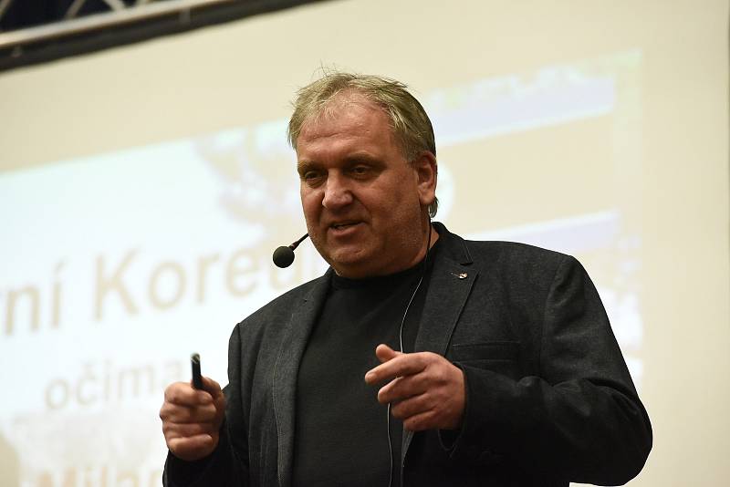 Milan Bureš povyprávěl svým posluchačům ve velkém sále Městského společenského domu v Kolíně o neskutečné cestě do Severní Korei.