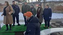 Pečky vytvořily svému rodákovi, kreslíři Vladimíru Renčínovi, jeho lavičku, nově po něm pojmenovali i malé náměstí.