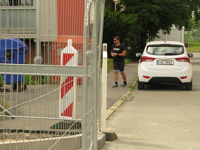 V Čechových sadech se dokončuje parkoviště, upraví se i přilehlé kontejnerové stání.