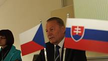 Na mezinárodní konferenci v Kolíně dorazil i bývalý prezident Slovenska Rudolf Schuster.