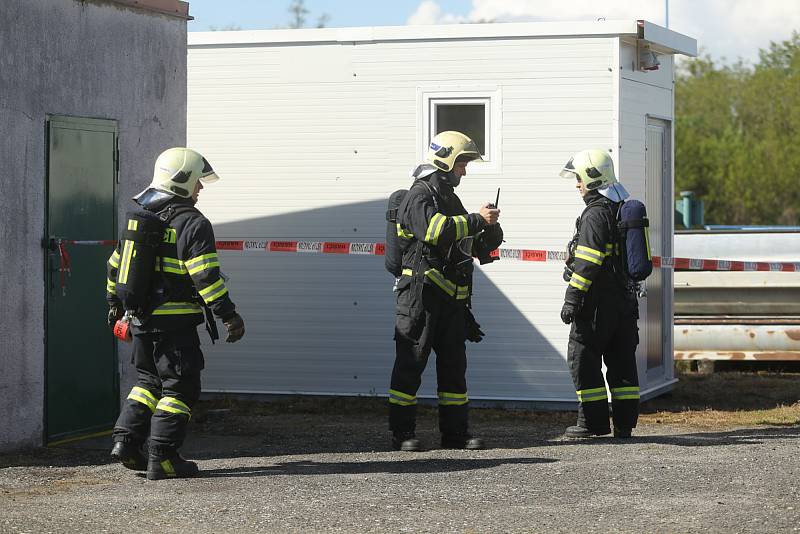 Hasiči v rámci cvičení hledali sudy s kyanidem. Trénovali na řece Labi v Klavarech u Kolína.