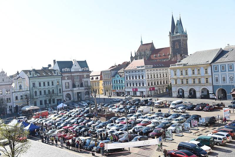 Kolínské Karlovo náměstí zaplnily automobily značky Mercedes – Benz