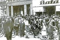 Poslouchání rozhlasu o Mnichovské zradě před kolínskou prodejnou Bati 29. září 1938.