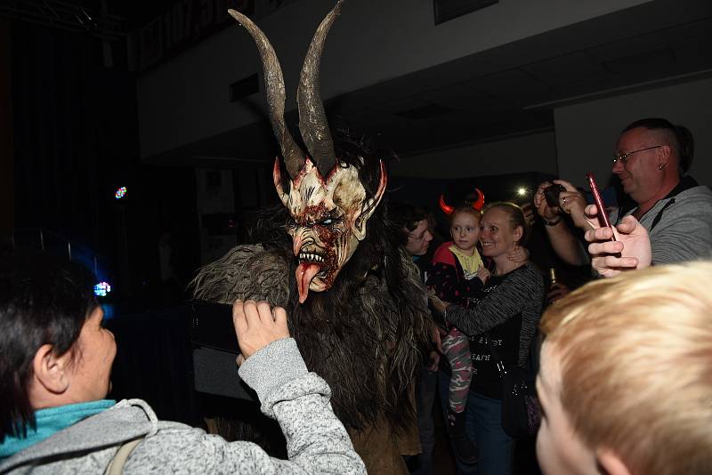 Krampusové přijeli do kulturního domu