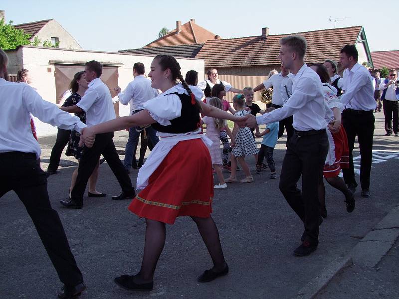 Mladí lidé v krojích roztančili celou obec.