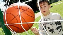 Mladí basketbalisté z Kolína na letním táboře v Běstvině.