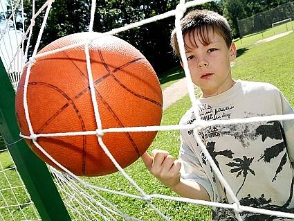 Mladí basketbalisté z Kolína na letním táboře v Běstvině.