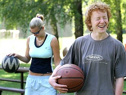 Mladí basketbalisté z Kolína na letním táboře v Běstvině.