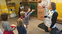 Přilákat děti ke sportu, to je cílem kolínských basketbalistů.