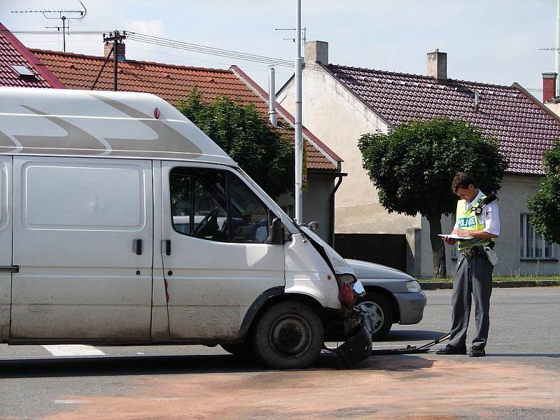 Dopravní nehoda dvou dodávek v Třídvorské ulici. 30. června