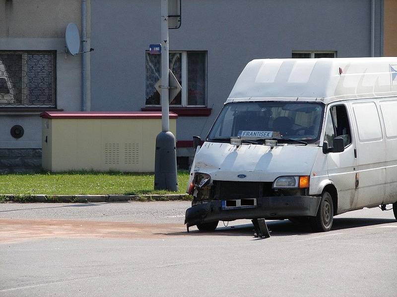 Dopravní nehoda dvou dodávek v Třídvorské ulici. 30. června