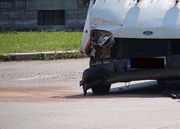 Dopravní nehoda dvou dodávek v Třídvorské ulici. 30. června