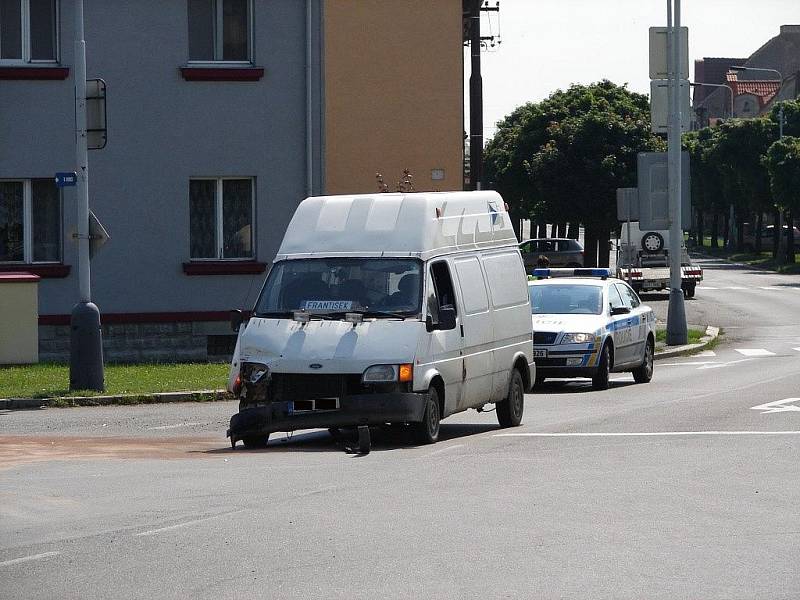 Dopravní nehoda dvou dodávek v Třídvorské ulici. 30. června