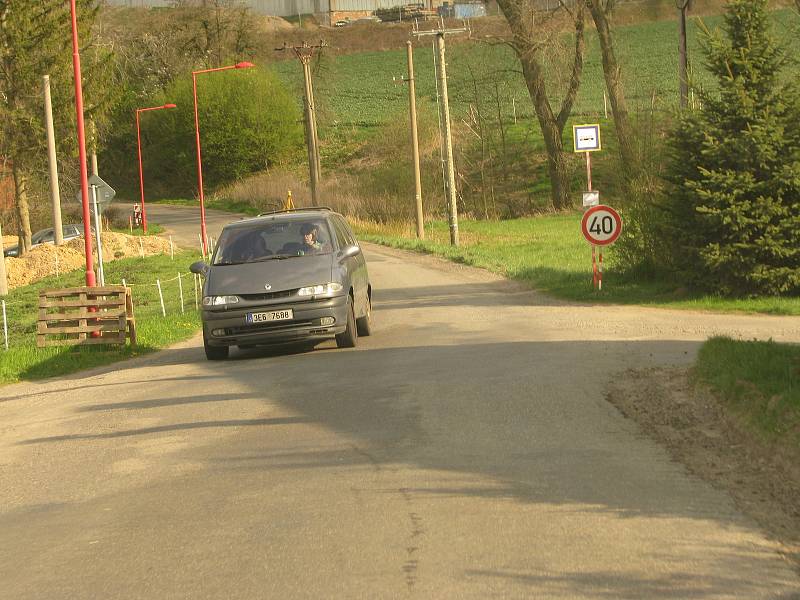 Oprava mostku u Červených Peček finišuje, ještě do neděle budou muset řidiči jezdit po objížďce přes Dobešovice.