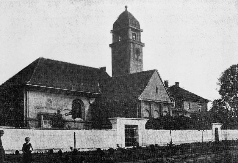 Kostel Českobratrské církve evangelické na Husově náměstí v Pečkách z roku 1916.