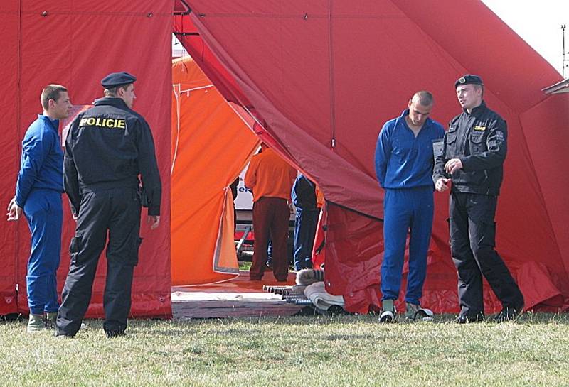 Kolínské letiště okupovali teroristé s antraxem, naštěstí šlo jen o cvičení