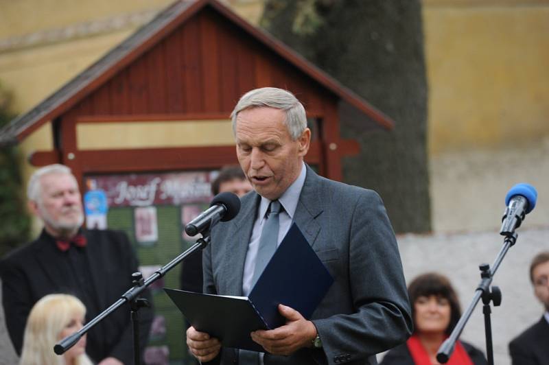 Pietní akt v Lošanech pozdravil telefonem z Ameriky Josef Mašín