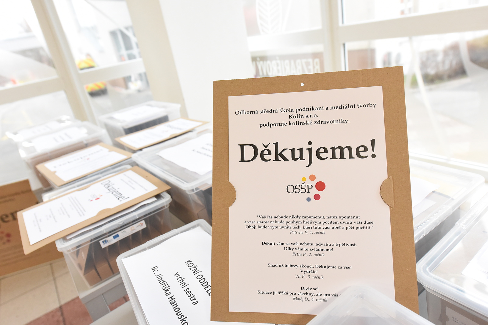Pěkné gesto! Studenti poděkovali zdravotníkům v Kolíně dárkem s přáním -  Kolínský deník