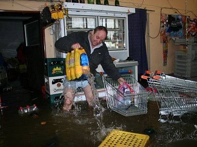 Přemysl Hněvkovský ve svém obchodě ve Stříbrné Skalici na jaře 2006. Tehdejší velkou vodu považuje za horší než povodeň z roku 2002.