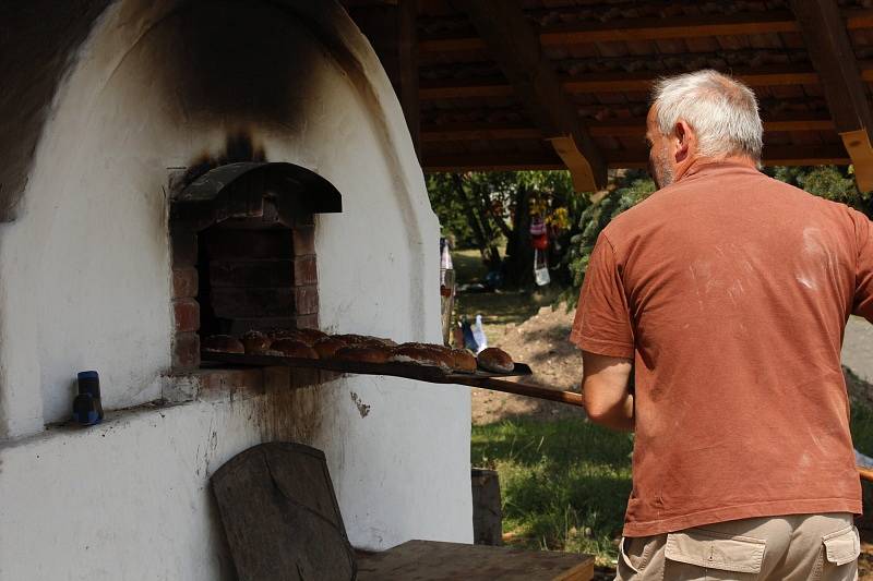 Pečení chleba ve Štolmíři.