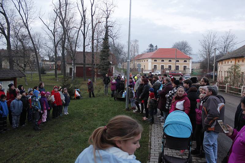 Advent zahájily děti zpěvem u stromu.