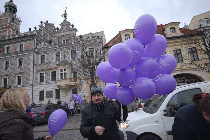 Z kolínského náměstí vzlétly k obloze balónky s přáními Ježiškovi