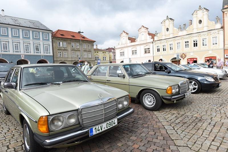 Majitelé vozů značky Mercedes-Benz se sešli po třiatřicáté a auty zaplnili kolínské Karlovo náměstí.