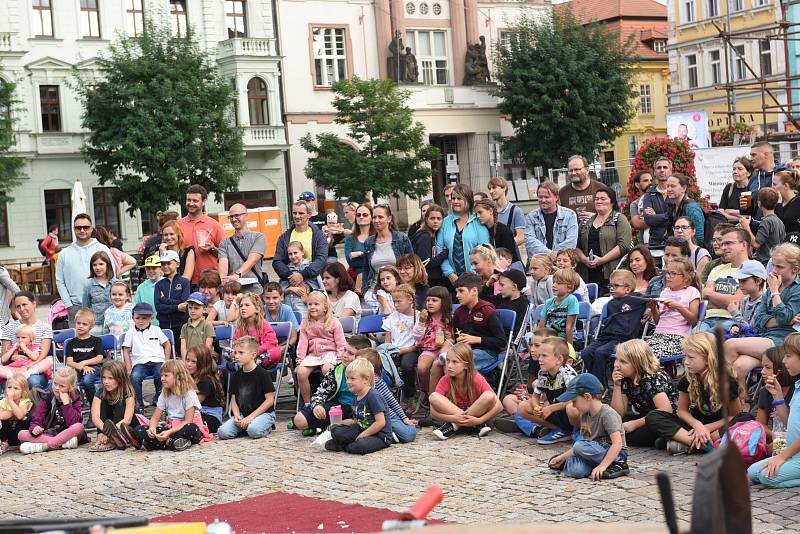 Z prvního dne Gasparády, mezinárodního festivalu neverbálního divadla na Karlově náměstí v Kolíně.