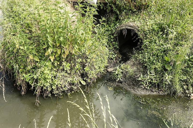 Libeničtí si stěžují na zápach ze splašků.