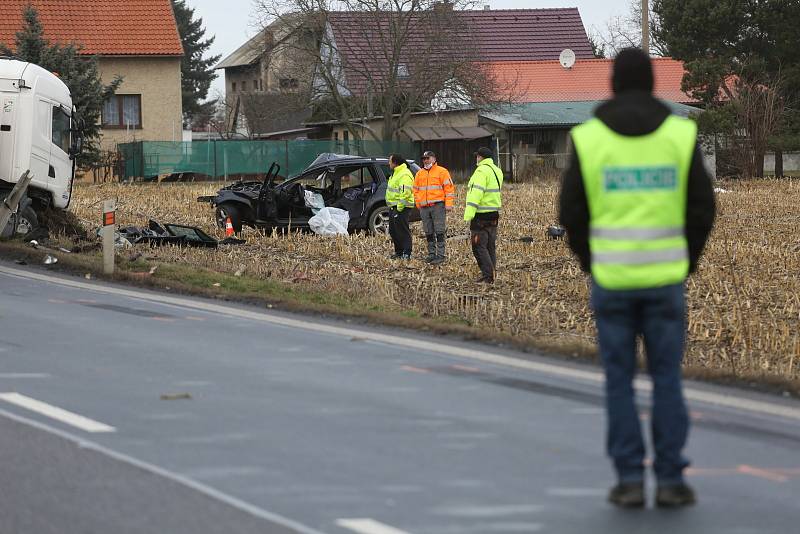 Vážná dopravní nehoda u obce Ohrada: čelní střet osobního a nákladního auta na silnici I/38.