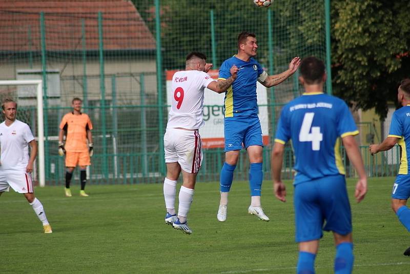 Z fotbalového utkání krajského přeboru Velim - Horky n. J. (0:1)