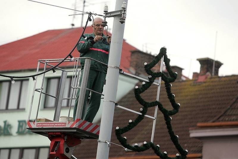 Instalace vánoční výzdoby v Kolíně.