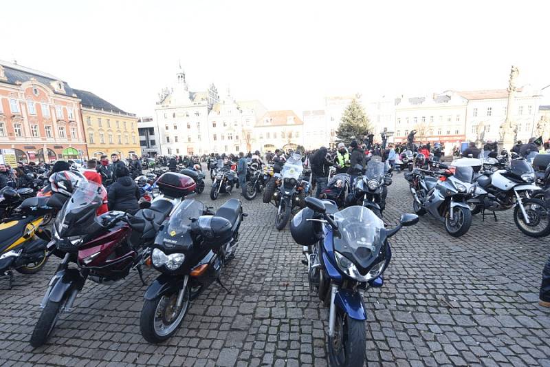 Již po osmnácté letos kolínští motorkáři říkající si Verbež kolínská uspořádali štědrovečerní vyjížďku s tradičním cílem u vánočního stromu na kolínském Karlově náměstí.