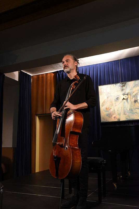 Z koncertu violoncellisty Jiřího Bárty v Městském společenském domě v Kolíně.