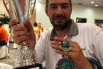 Aleš Flanderka  z Kolína se stříbrnou medailí z mistrovství světa v lovu ryb udicí v plavané v Itálii.