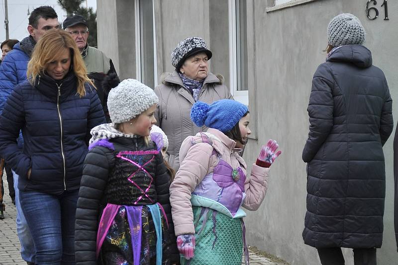 Tradiční průvod masek okořeněný zábavným programem prošel i touto obcí.