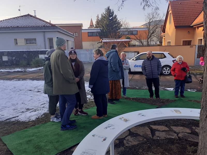 Pečky vytvořily svému rodákovi, kreslíři Vladimíru Renčínovi, jeho lavičku, nově po něm pojmenovali i malé náměstí.