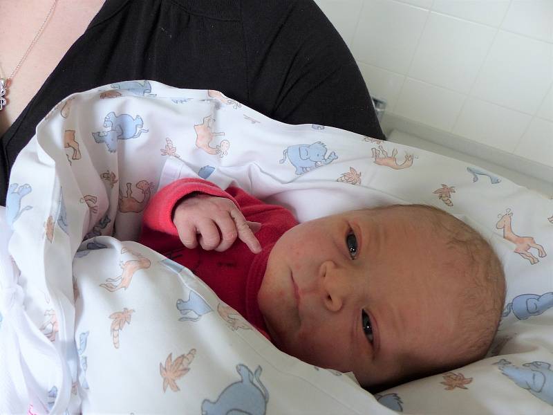 Nela Adámková se narodila 3. dubna 2022 v kolínské porodnici, vážila 3330 g a měřila 48 cm. V Kolíně se z ní těší maminka Karolína a tatínek Michal.