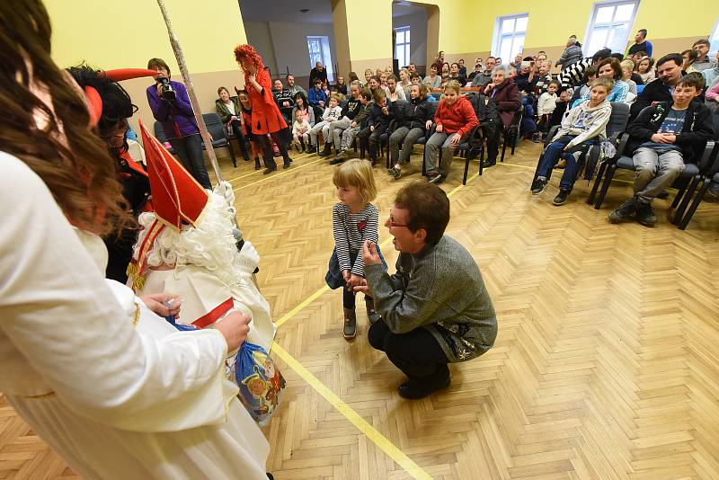 Čerti skládali pohádkovou maturitu ve zrekonstruovaném sálu.