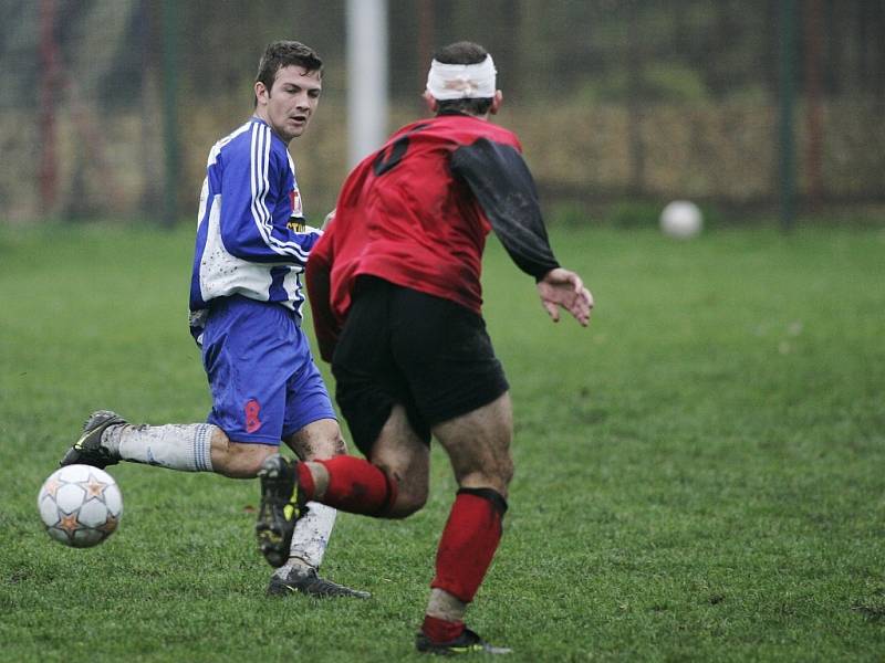 Z utkání fotbalové I. B třídy Pečky - Nymburk B (2:1).