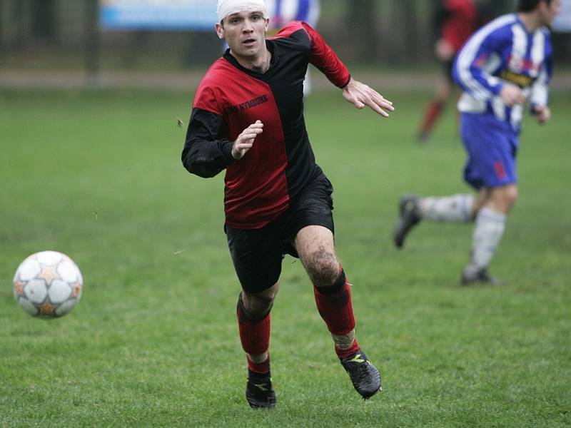 Z utkání fotbalové I. B třídy Pečky - Nymburk B (2:1).