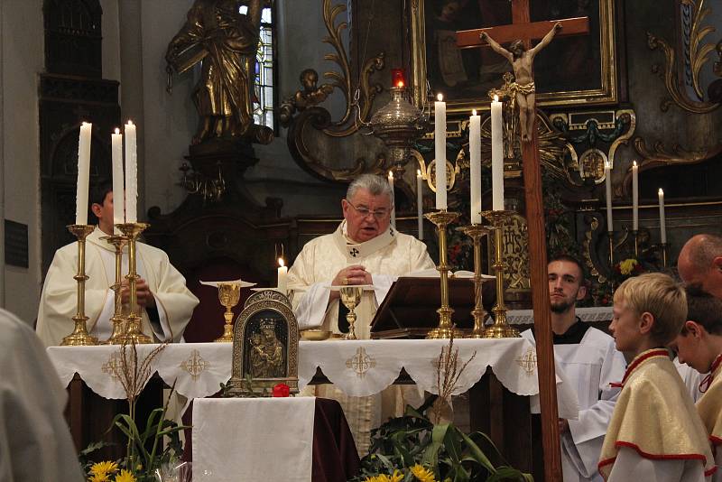 Kardinál posvětil novou vlajku města Český Brod.